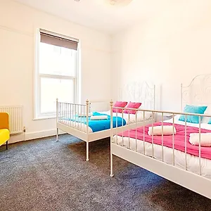 Island 5 Min Walk From Tower Sleeps 12 Apartment